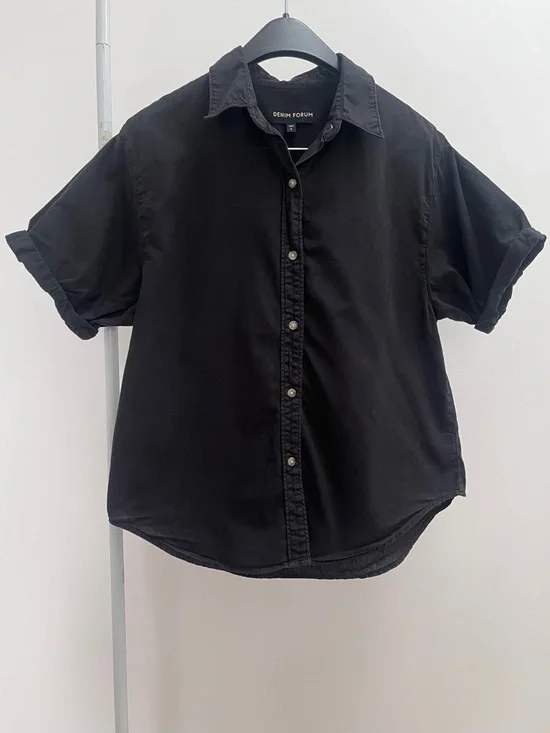 Aritzia Denim Forum the Jane shirt S black short sleeve button up timeless - Picture 2 of 13